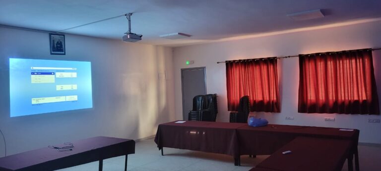 تجهيز القاعة متعددة الوسائط بمركزية المؤسسة